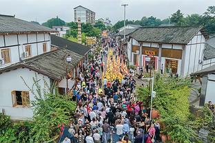 媒体人致敬易建联：谢谢这21年不停地奔跑起跳 你树立了榜样❤️